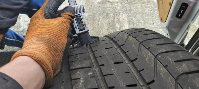 Гуми Летни 275/40R19, снимка 3 - Гуми и джанти - 35134276