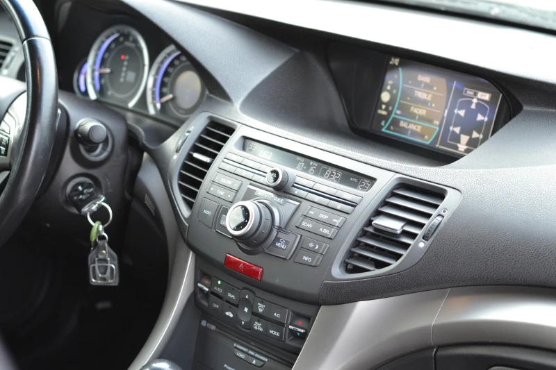 Honda Accord 2.4L Executive * Автомат * Кожа * Камера * История, снимка 16 - Автомобили и джипове - 53594568