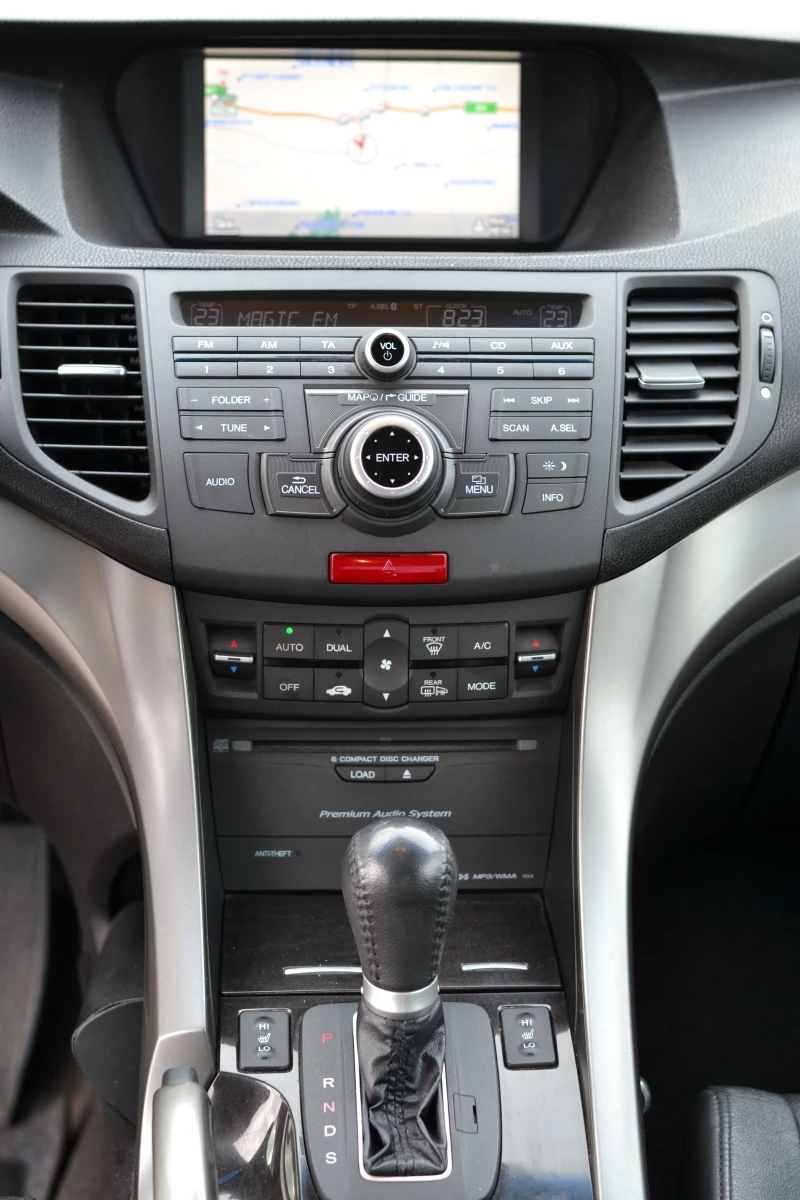 Honda Accord 2.4L Executive * Автомат * Кожа * Камера * История, снимка 11 - Автомобили и джипове - 53594568