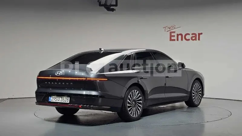 Hyundai Grandeur * ОБДУХВАНЕ * 360 КАМЕРА * ДИСТРОНИК * АВТОКРЕДИТ, снимка 2 - Автомобили и джипове - 55394561