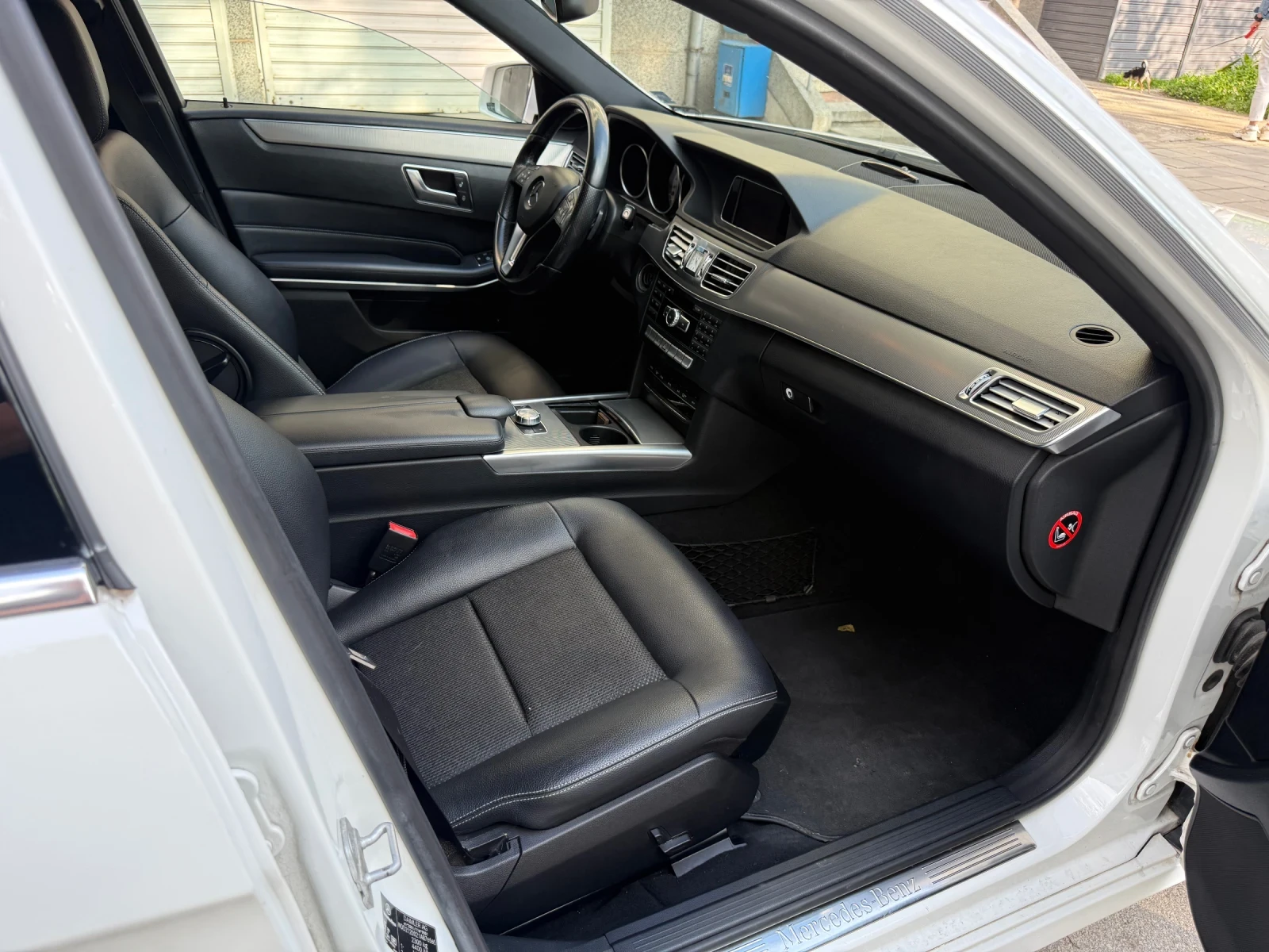 Mercedes-Benz E 220 Седан, снимка 13 - Автомобили и джипове - 54238968