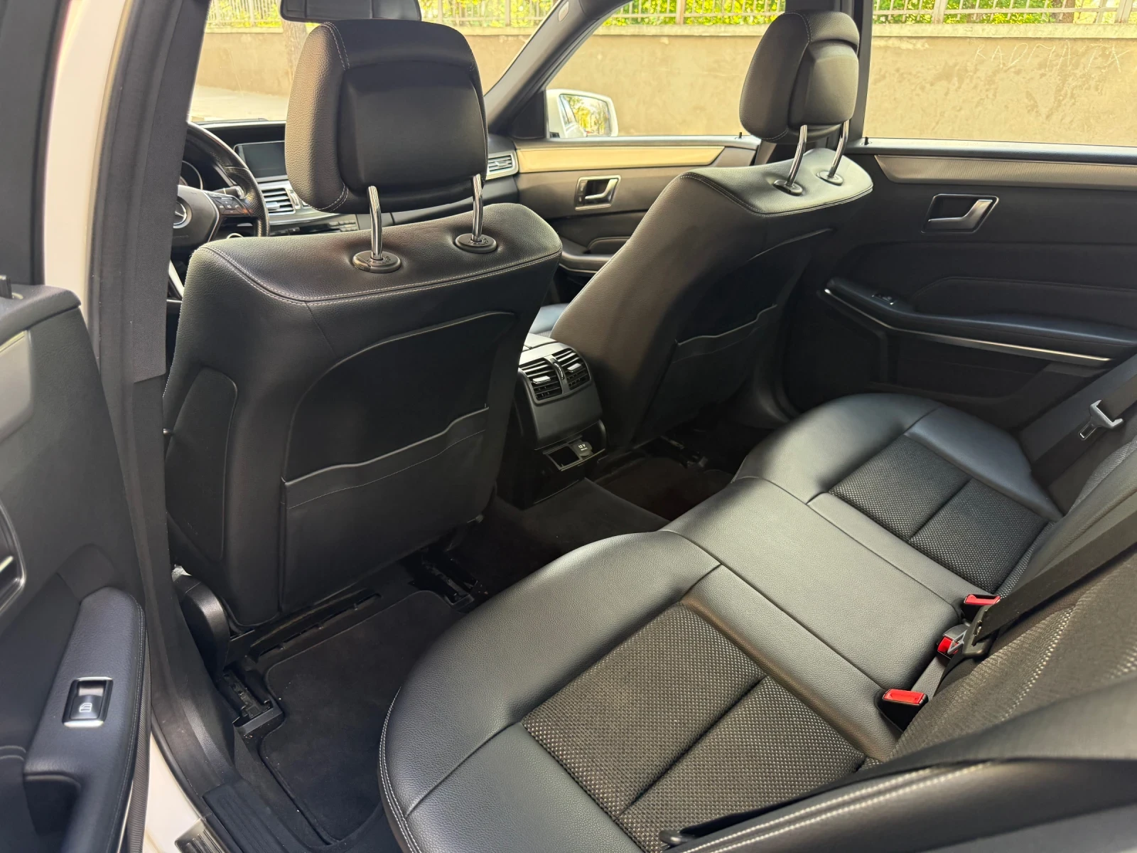 Mercedes-Benz E 220 Седан, снимка 12 - Автомобили и джипове - 54238968