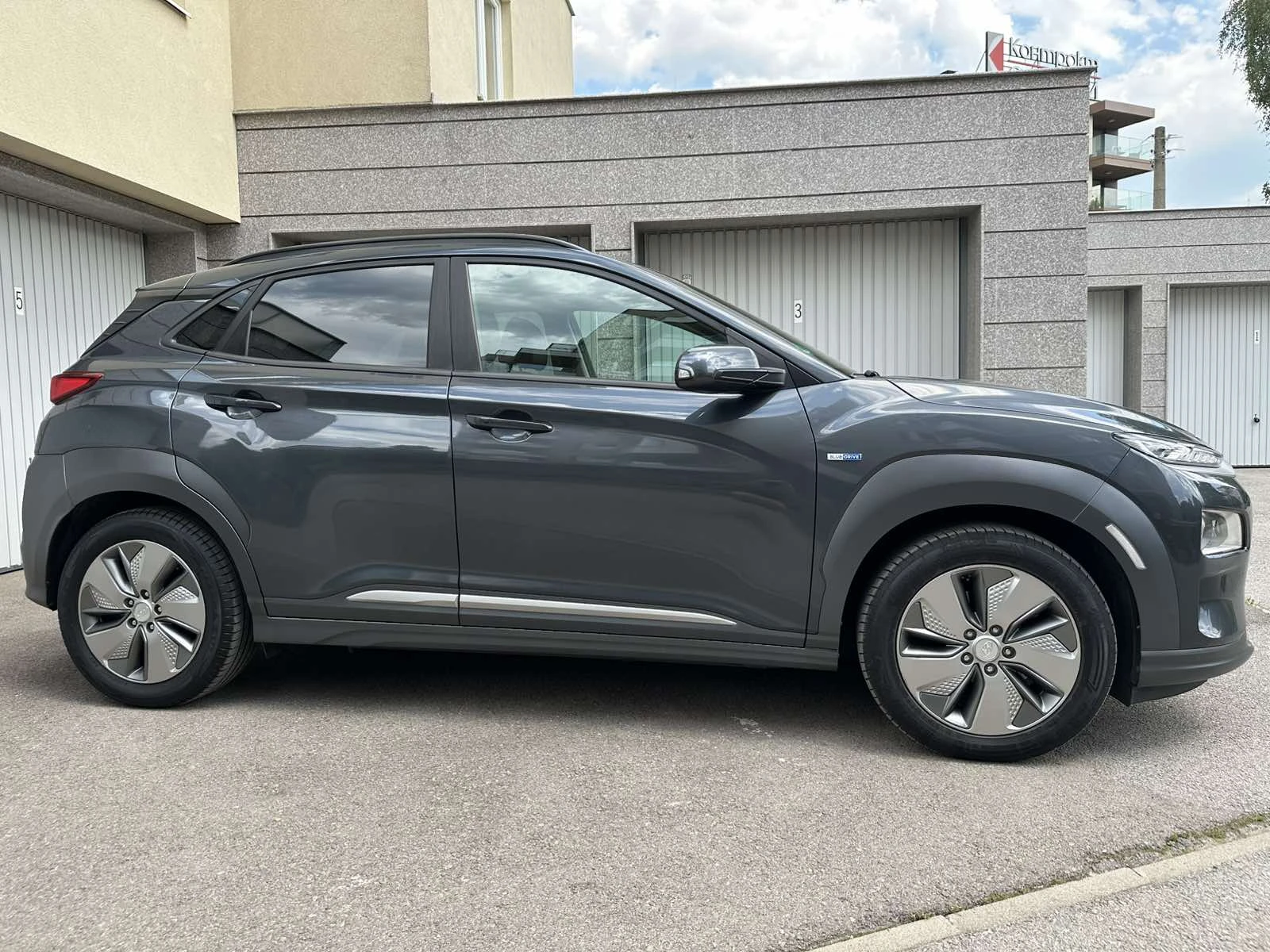 Hyundai Kona 64KWh PREMIUM/BLUELINK/HEADUP/DISSTR/FULL - изображение 4