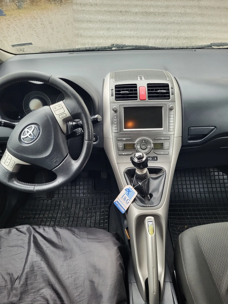 Toyota Auris 2.2, снимка 10 - Автомобили и джипове - 47553889