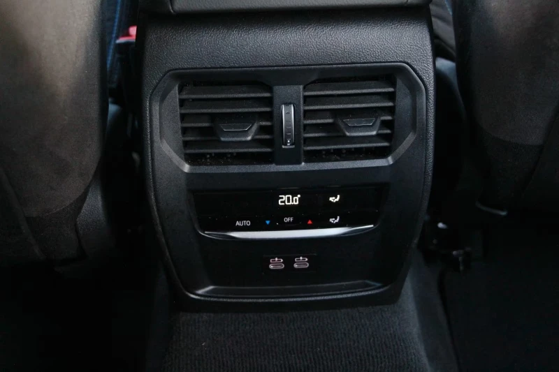 BMW 330 xDrive Touring ACC* LED* , снимка 8 - Автомобили и джипове - 52073873