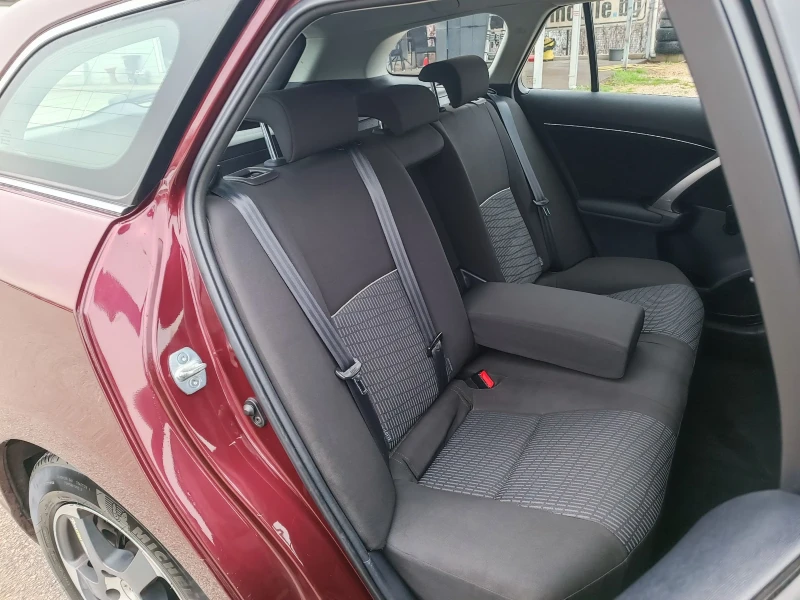 Toyota Avensis 1.8i-147кс-ШВЕЙЦАРИЯ-РЪЧКА-6ск-FACELIFT, снимка 11 - Автомобили и джипове - 52831249