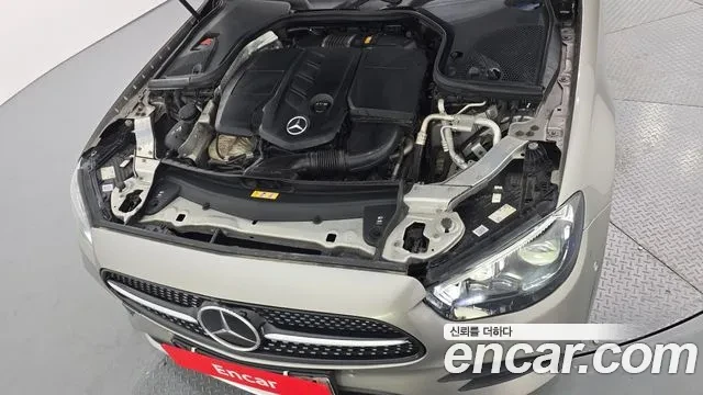Mercedes-Benz E 220 4MATIC AMG Line | 2021 | Head-Up Display | 360  Ка, снимка 3 - Автомобили и джипове - 54569648
