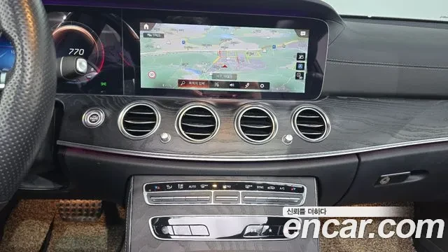 Mercedes-Benz E 220 4MATIC AMG Line | 2021 | Head-Up Display | 360  Ка, снимка 8 - Автомобили и джипове - 54569648