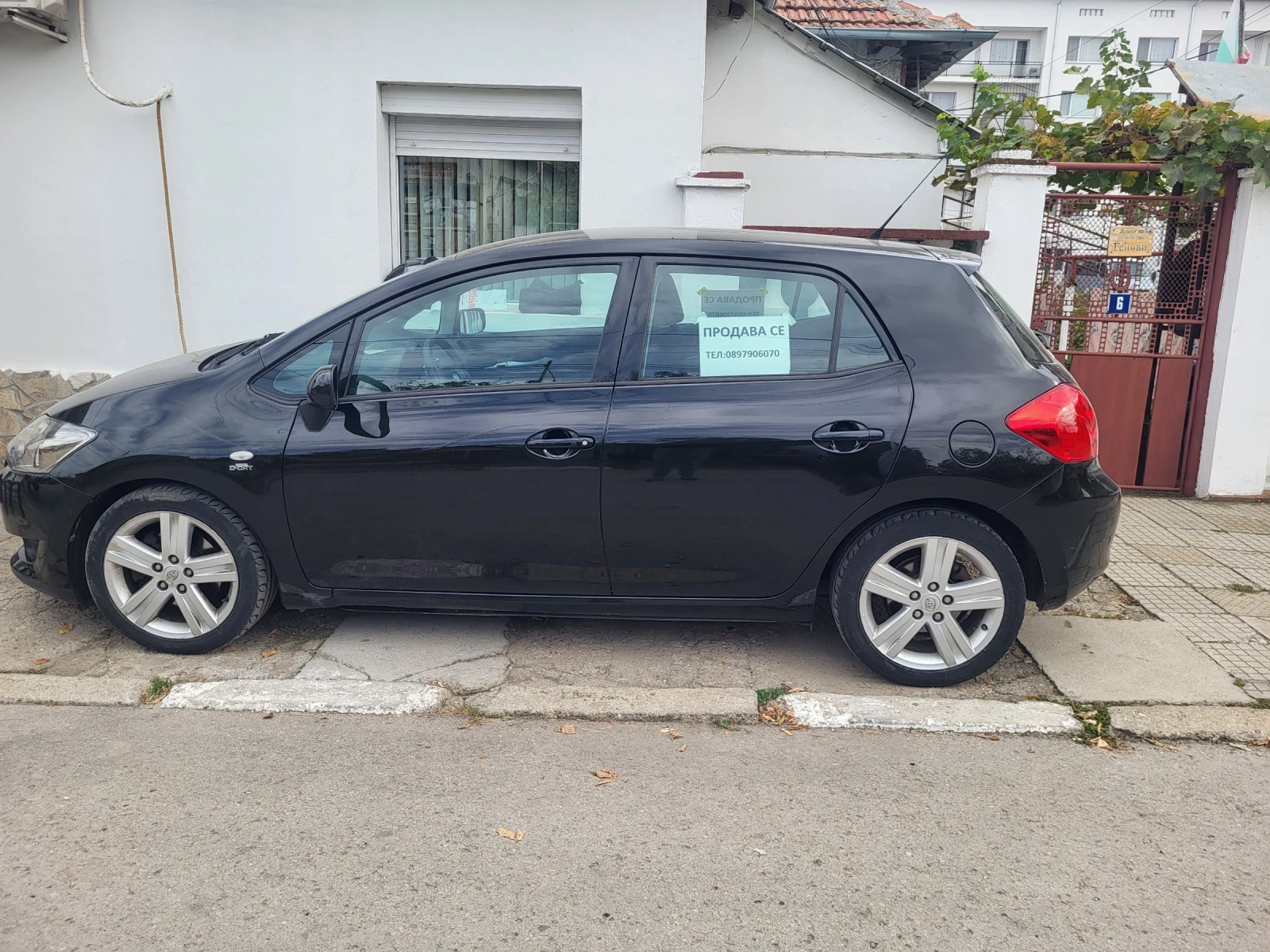 Toyota Auris 2.2 - изображение 3