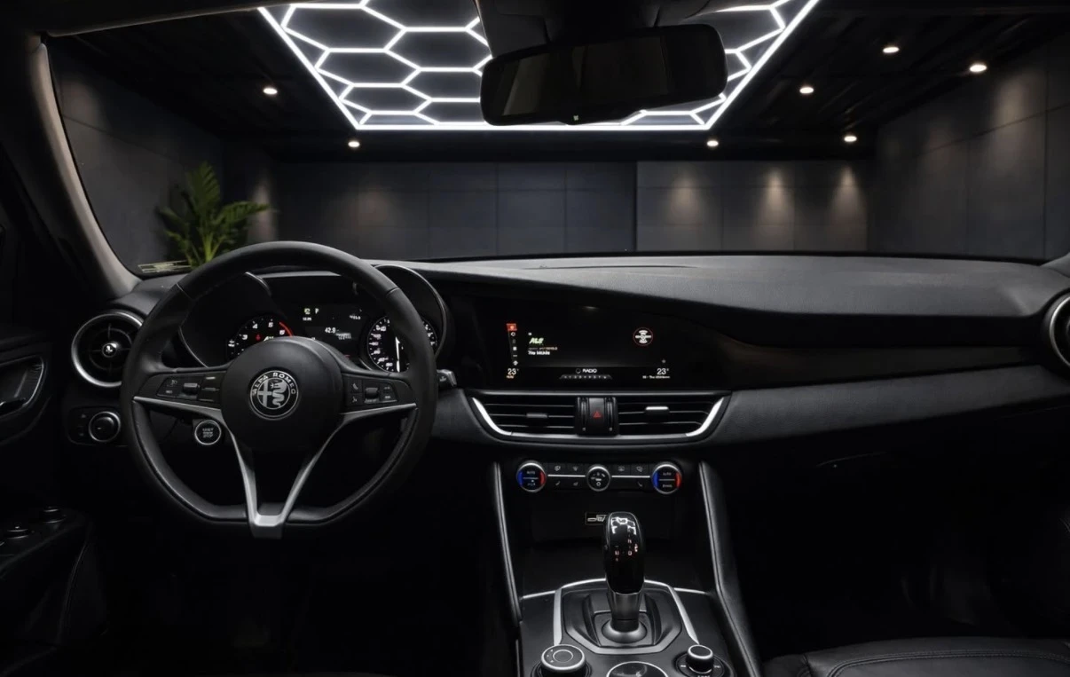 Alfa Romeo Giulia Q4 AWD * 2.0T * 49000�� * CARFAX * ���� ������ *  | Mobile.bg � ����������� 5