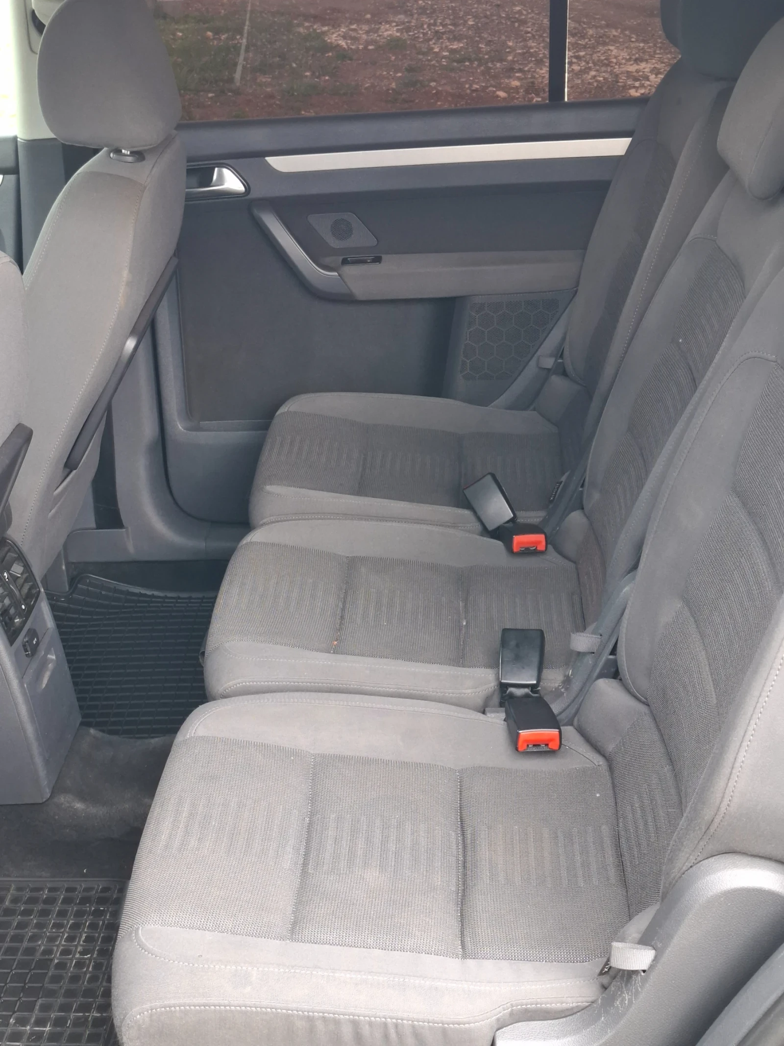 VW Touran 2.0TDI, снимка 7 - Автомобили и джипове - 54379681