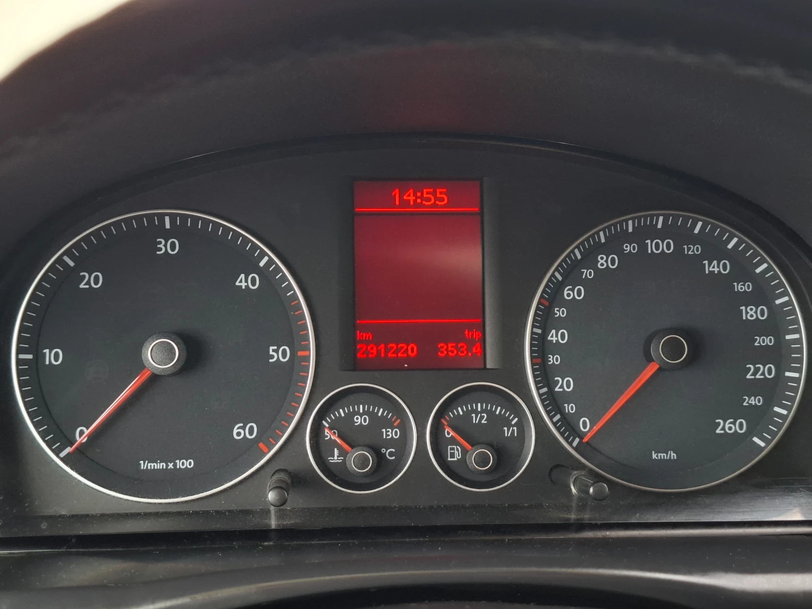 VW Touran 2.0TDI, снимка 11 - Автомобили и джипове - 54379681