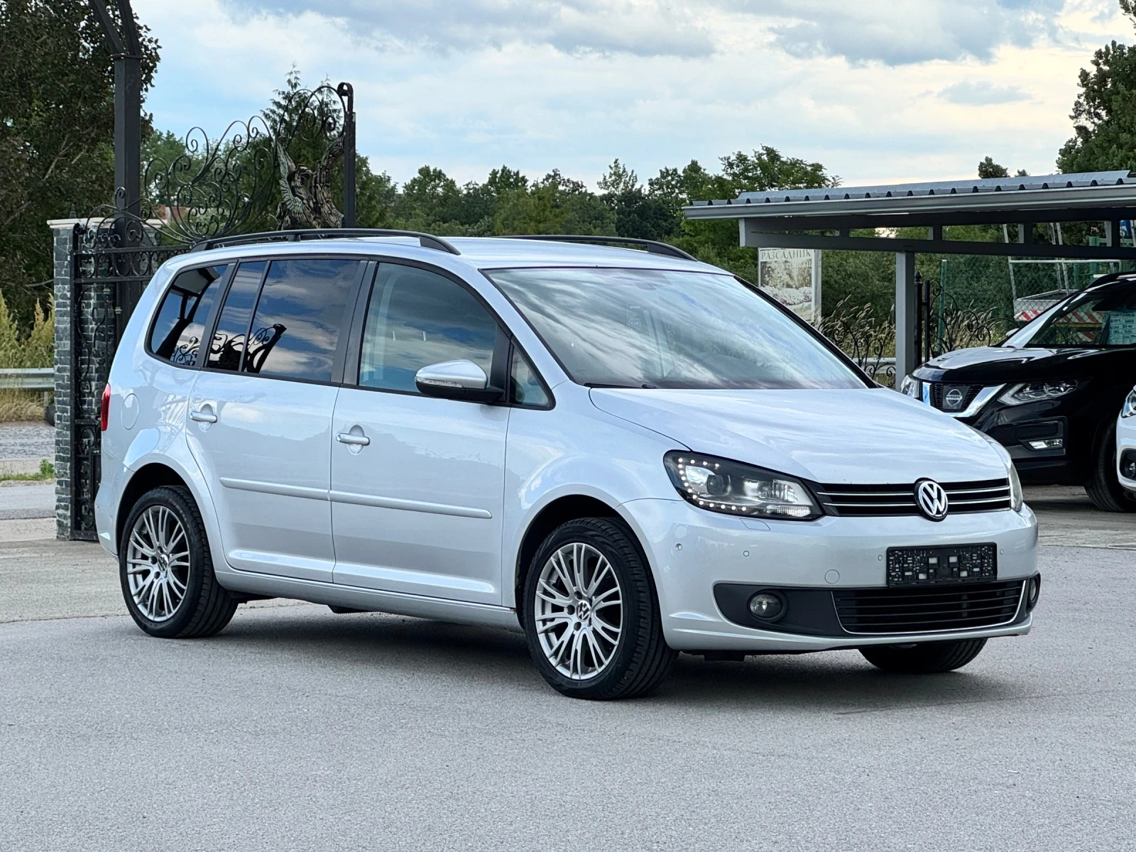 VW Touran 2.0TDI АВТОМАТ, снимка 3 - Автомобили и джипове - 54783375