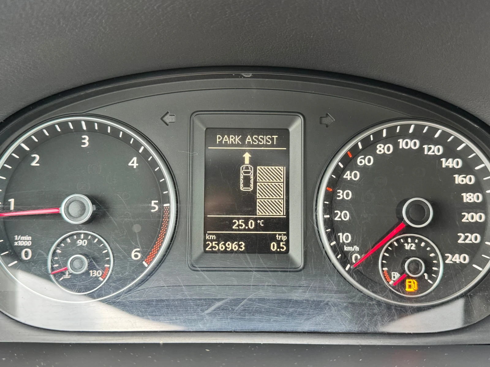 VW Touran 2.0TDI АВТОМАТ, снимка 15 - Автомобили и джипове - 54783375