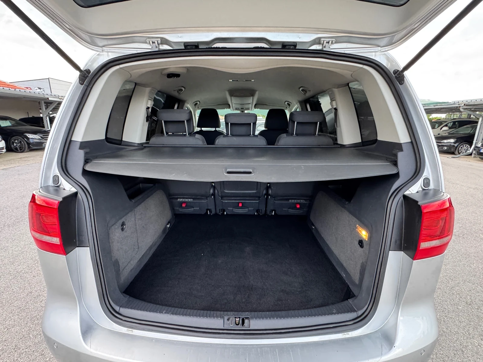 VW Touran 2.0TDI АВТОМАТ, снимка 9 - Автомобили и джипове - 54783375