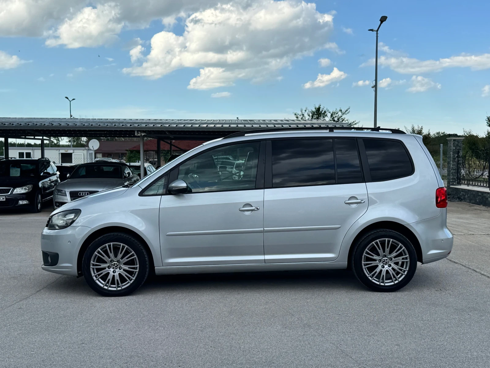VW Touran 2.0TDI АВТОМАТ, снимка 2 - Автомобили и джипове - 54783375