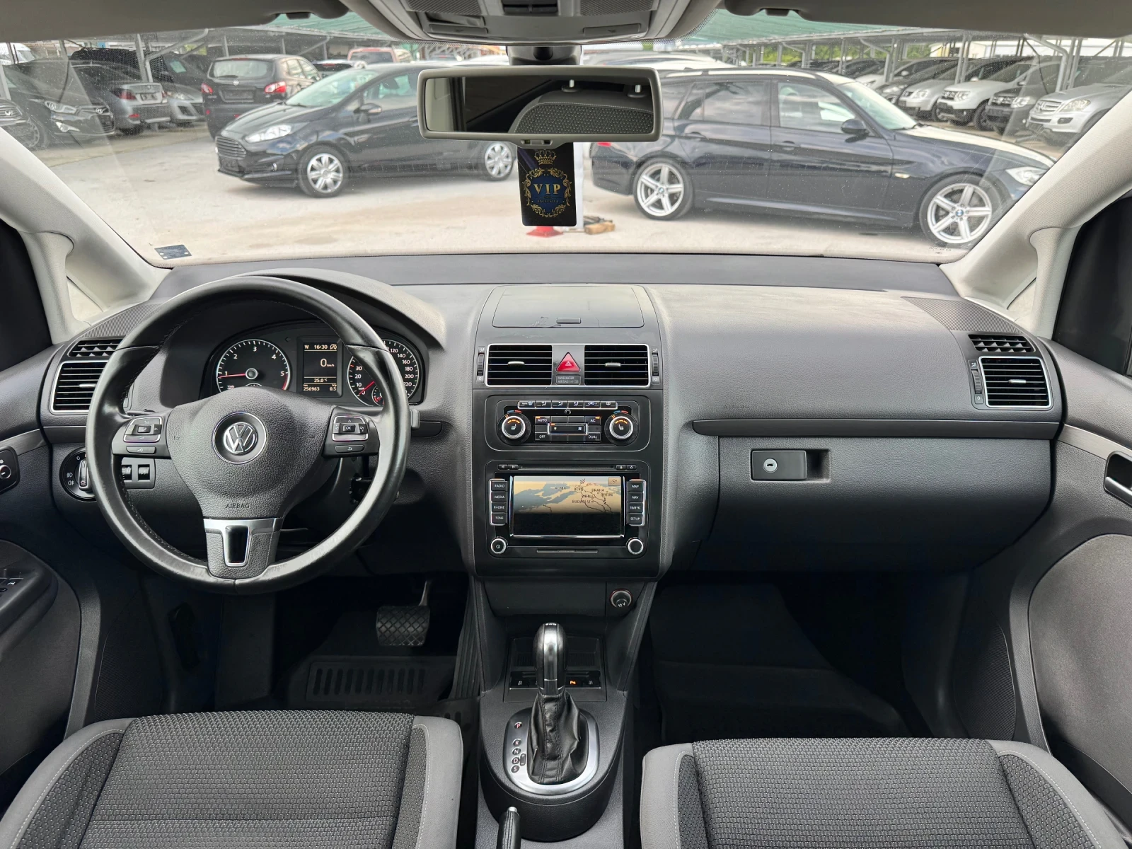 VW Touran 2.0TDI АВТОМАТ, снимка 10 - Автомобили и джипове - 54783375