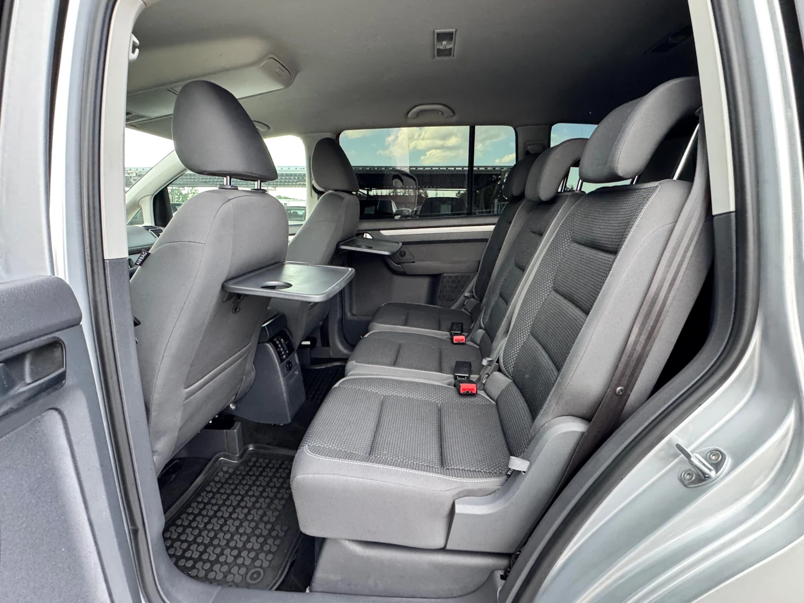 VW Touran 2.0TDI АВТОМАТ, снимка 8 - Автомобили и джипове - 54783375