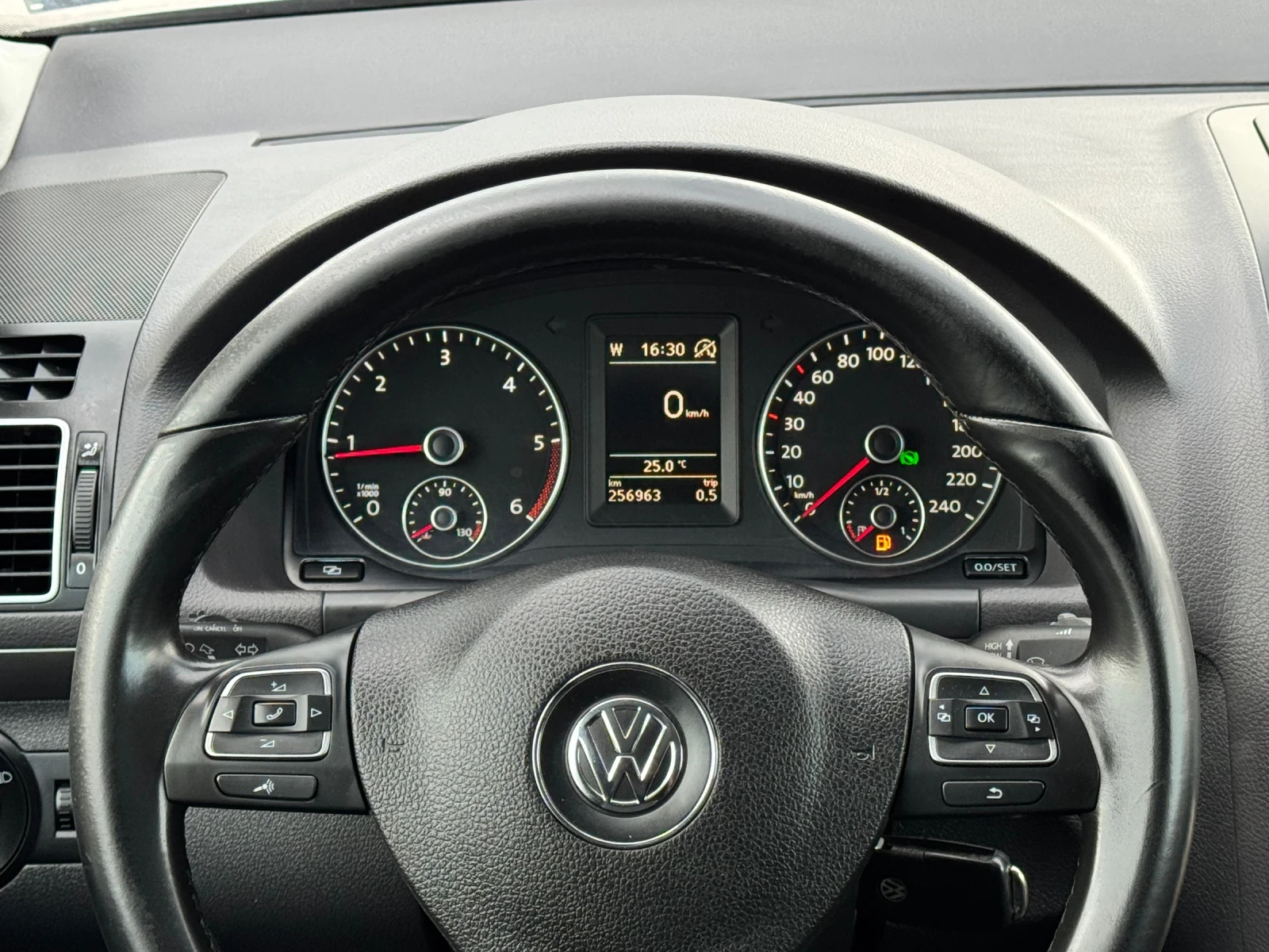 VW Touran 2.0TDI АВТОМАТ, снимка 12 - Автомобили и джипове - 54783375