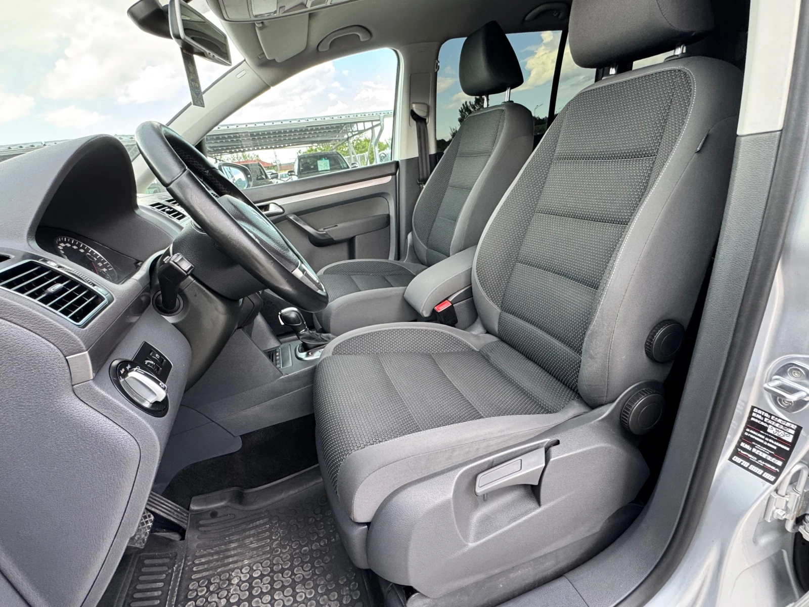 VW Touran 2.0TDI АВТОМАТ, снимка 7 - Автомобили и джипове - 54783375