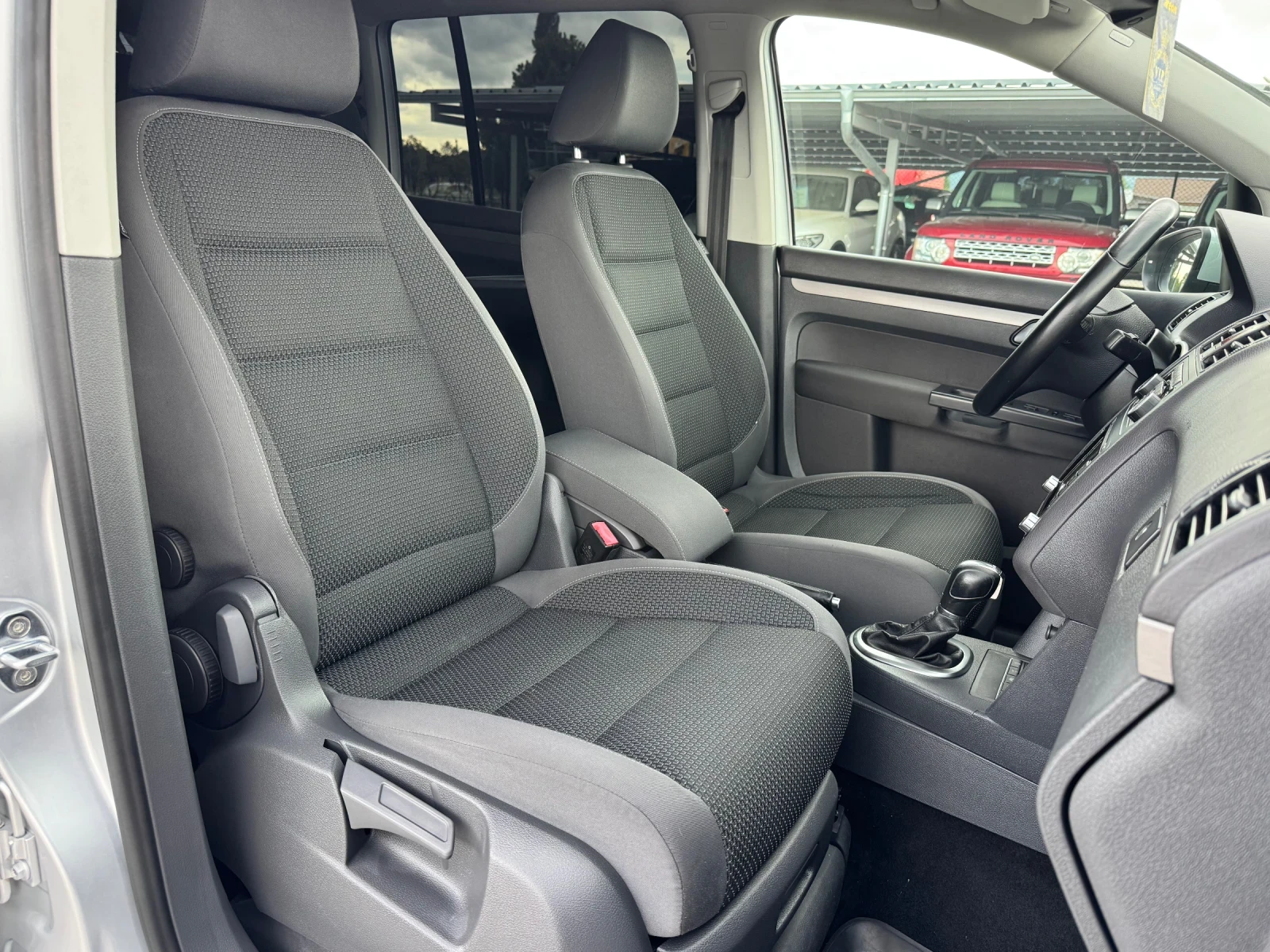 VW Touran 2.0TDI АВТОМАТ, снимка 13 - Автомобили и джипове - 54783375