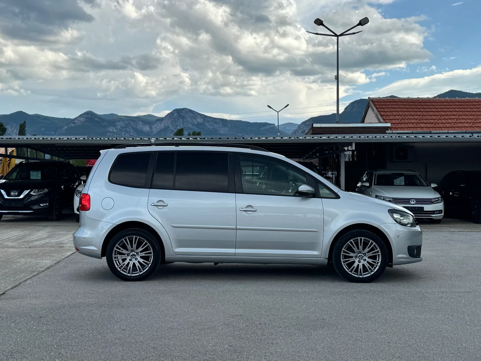 VW Touran 2.0TDI АВТОМАТ, снимка 4 - Автомобили и джипове - 54783375