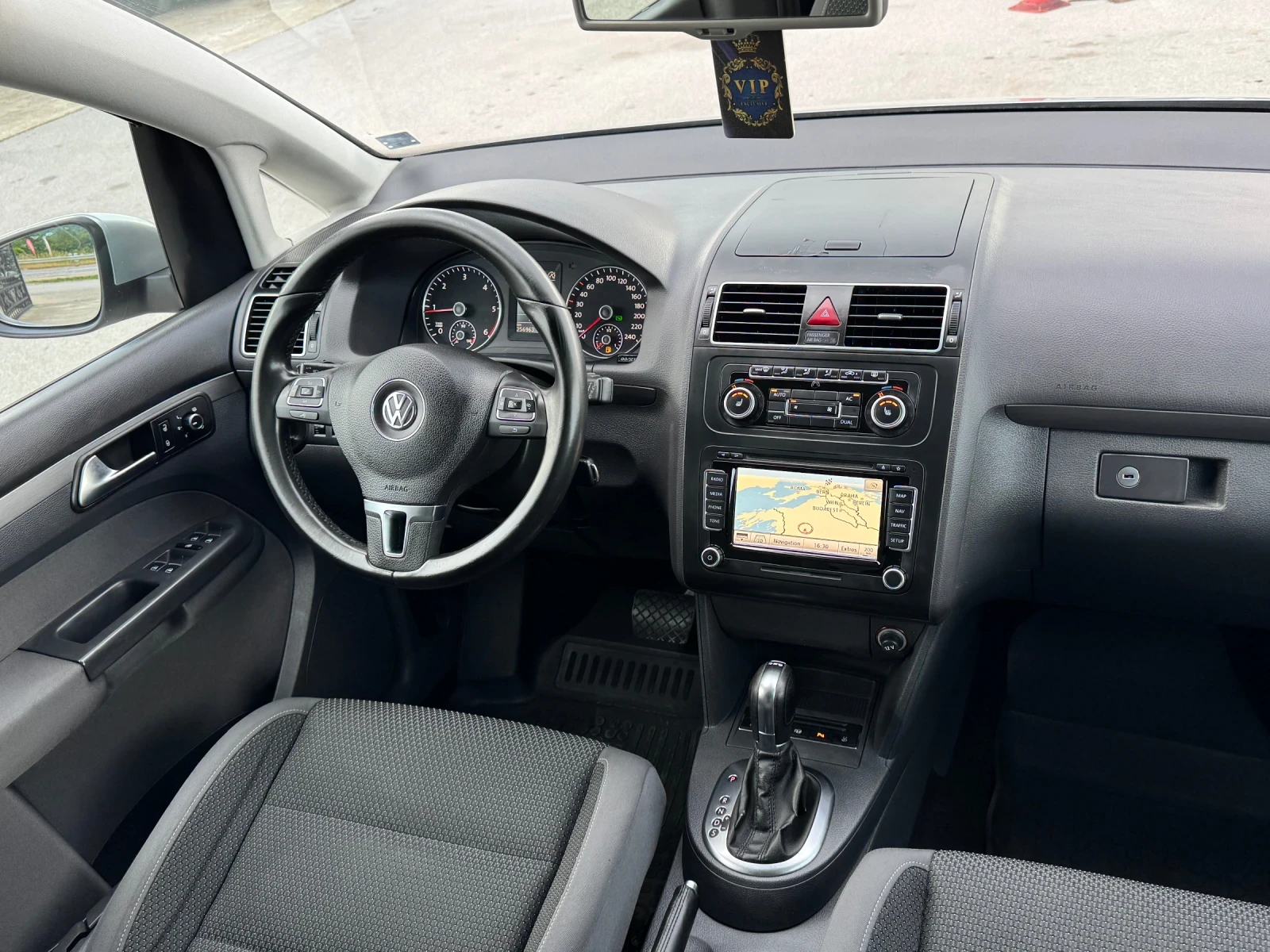 VW Touran 2.0TDI АВТОМАТ, снимка 11 - Автомобили и джипове - 54783375