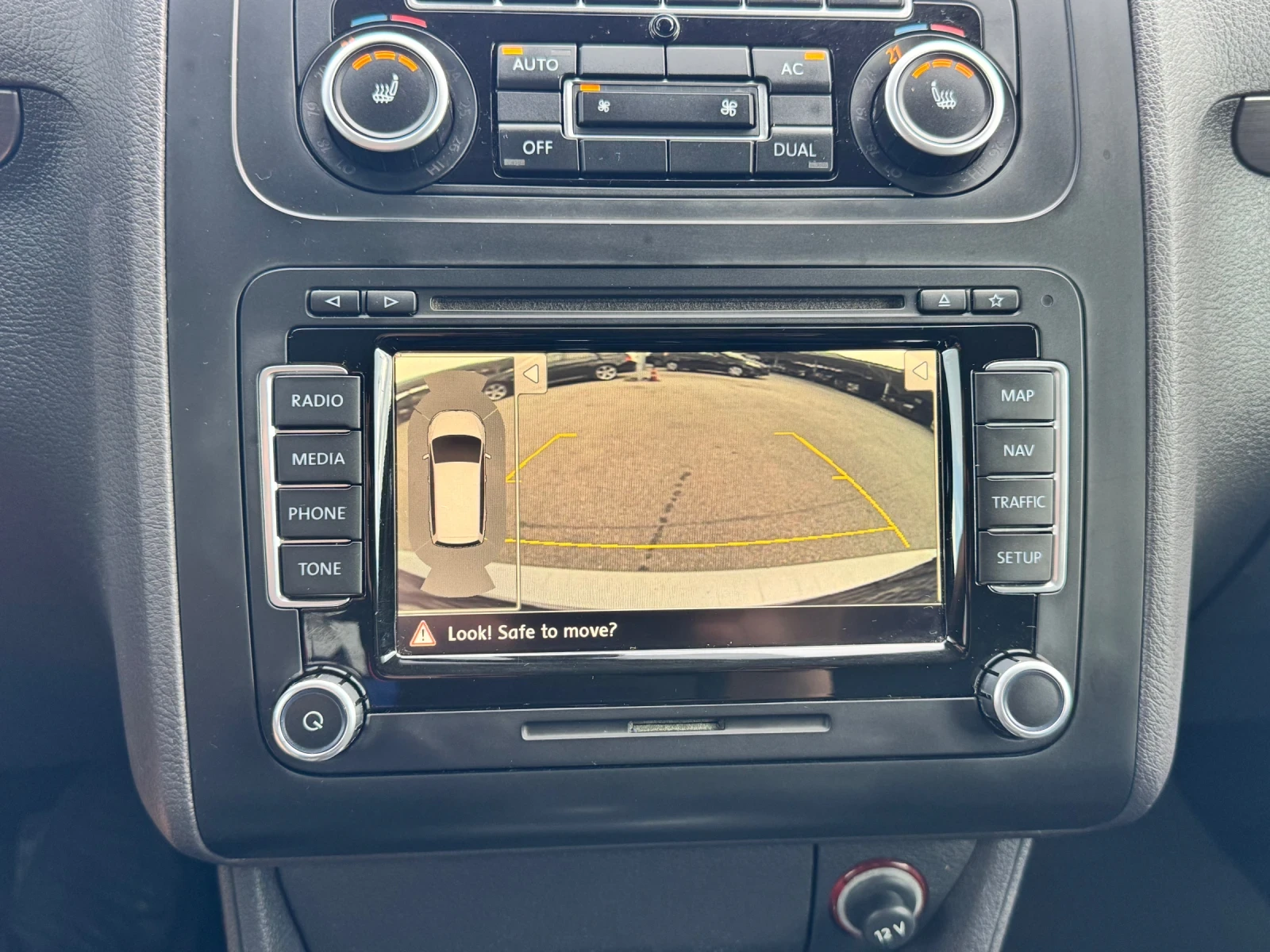 VW Touran 2.0TDI АВТОМАТ, снимка 16 - Автомобили и джипове - 54783375