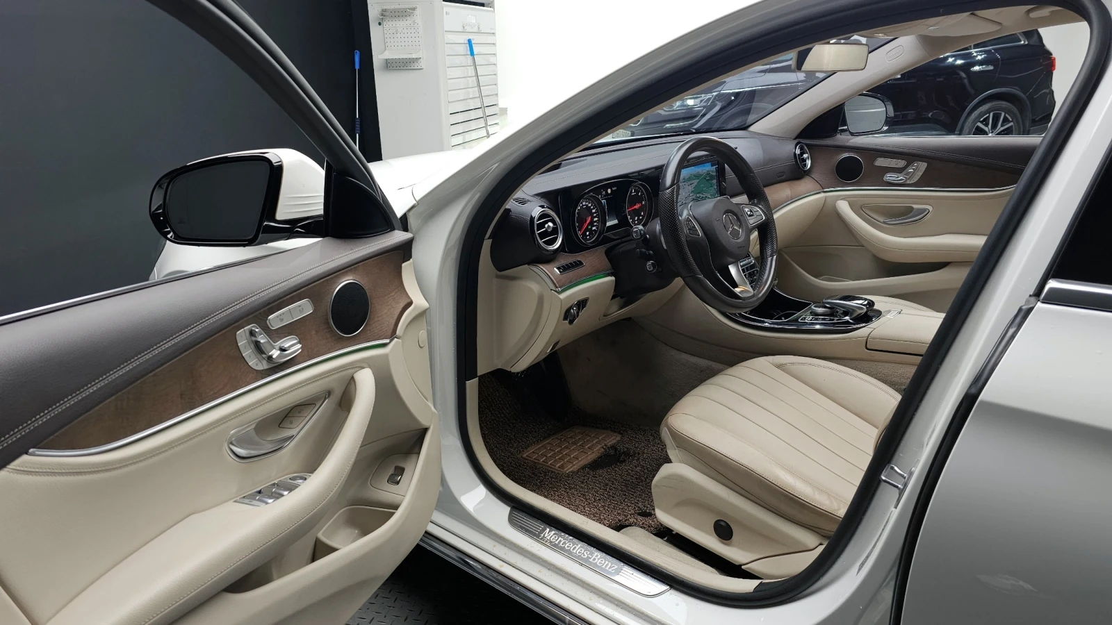 Mercedes-Benz E 220 E 220d Exclusive | HUD | Панорама | Камера, снимка 12 - Автомобили и джипове - 54875479