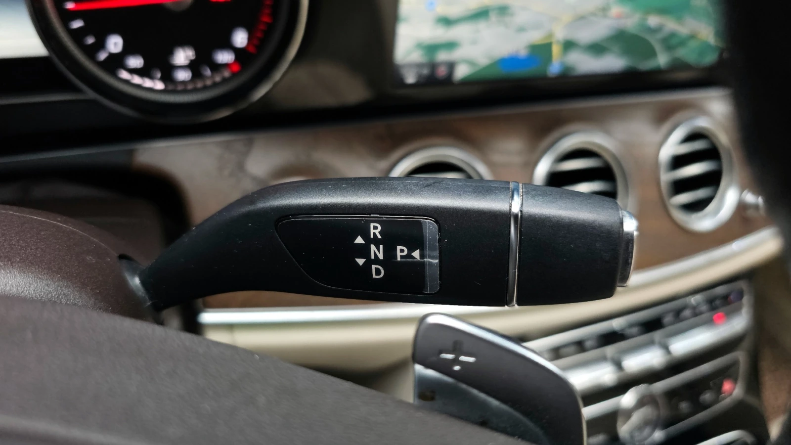 Mercedes-Benz E 220 E 220d Exclusive | HUD | Панорама | Камера, снимка 6 - Автомобили и джипове - 54875479