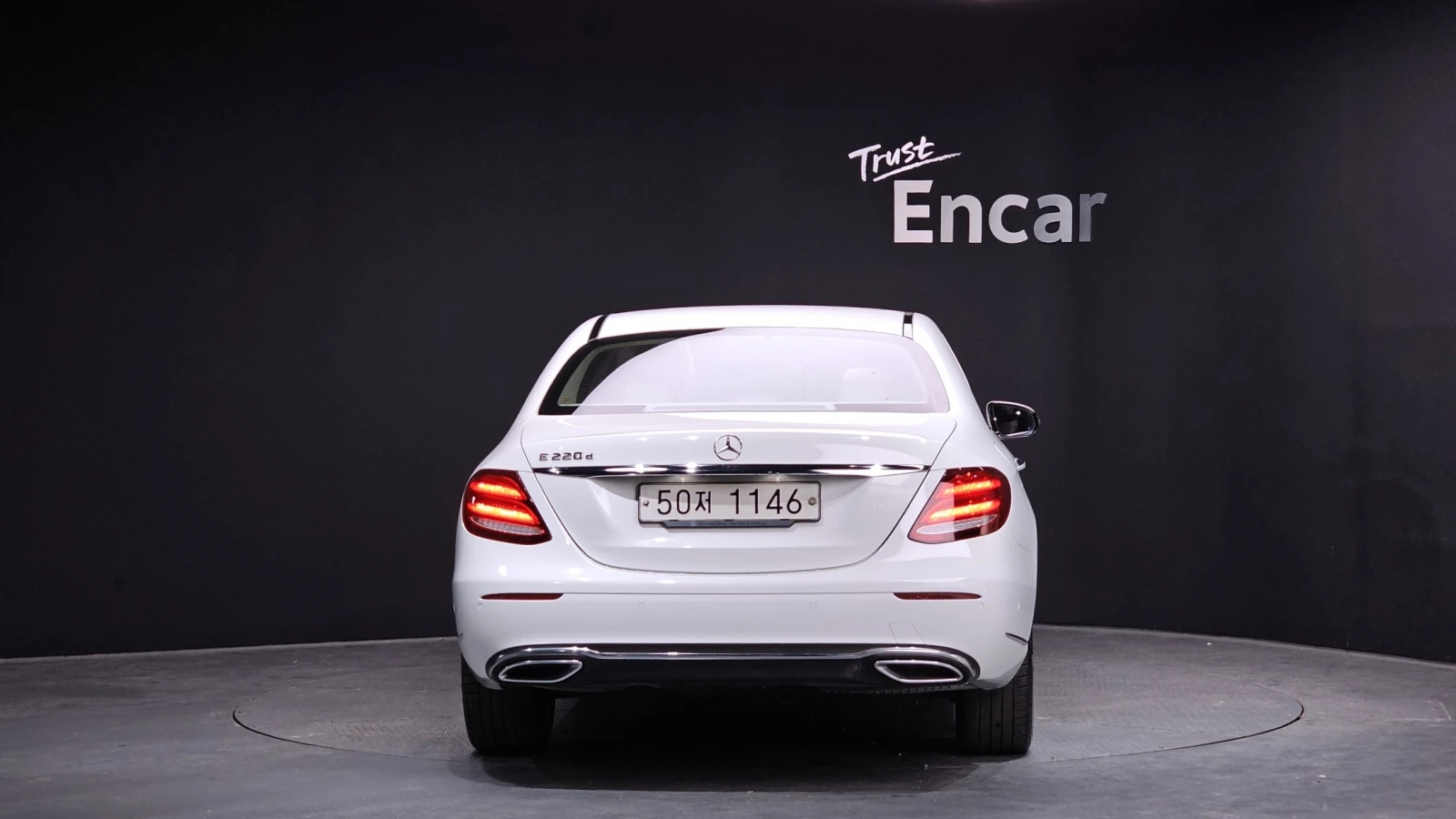 Mercedes-Benz E 220 E 220d Exclusive | HUD | Панорама | Камера, снимка 4 - Автомобили и джипове - 54875479