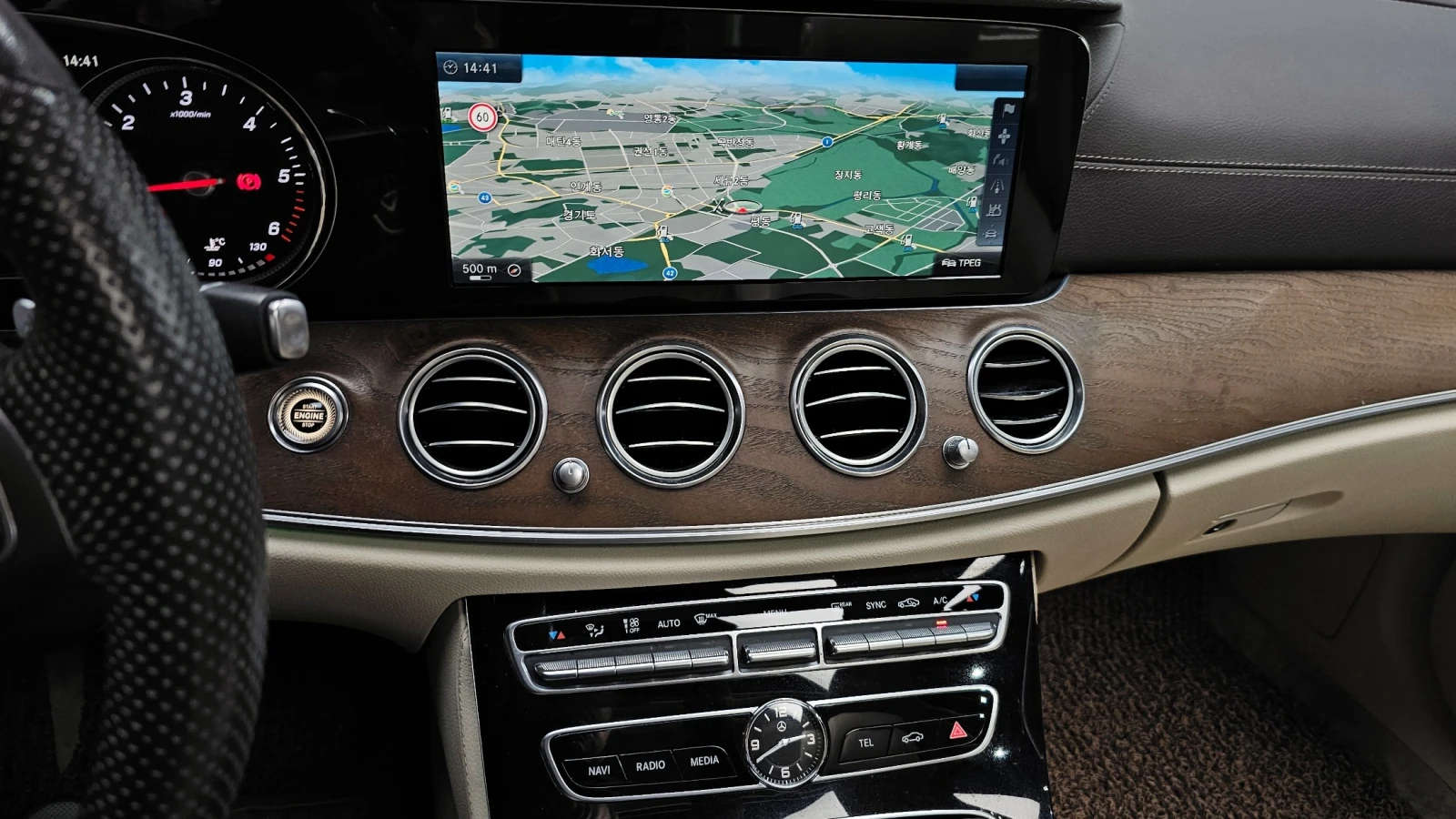 Mercedes-Benz E 220 E 220d Exclusive | HUD | Панорама | Камера, снимка 11 - Автомобили и джипове - 54875479