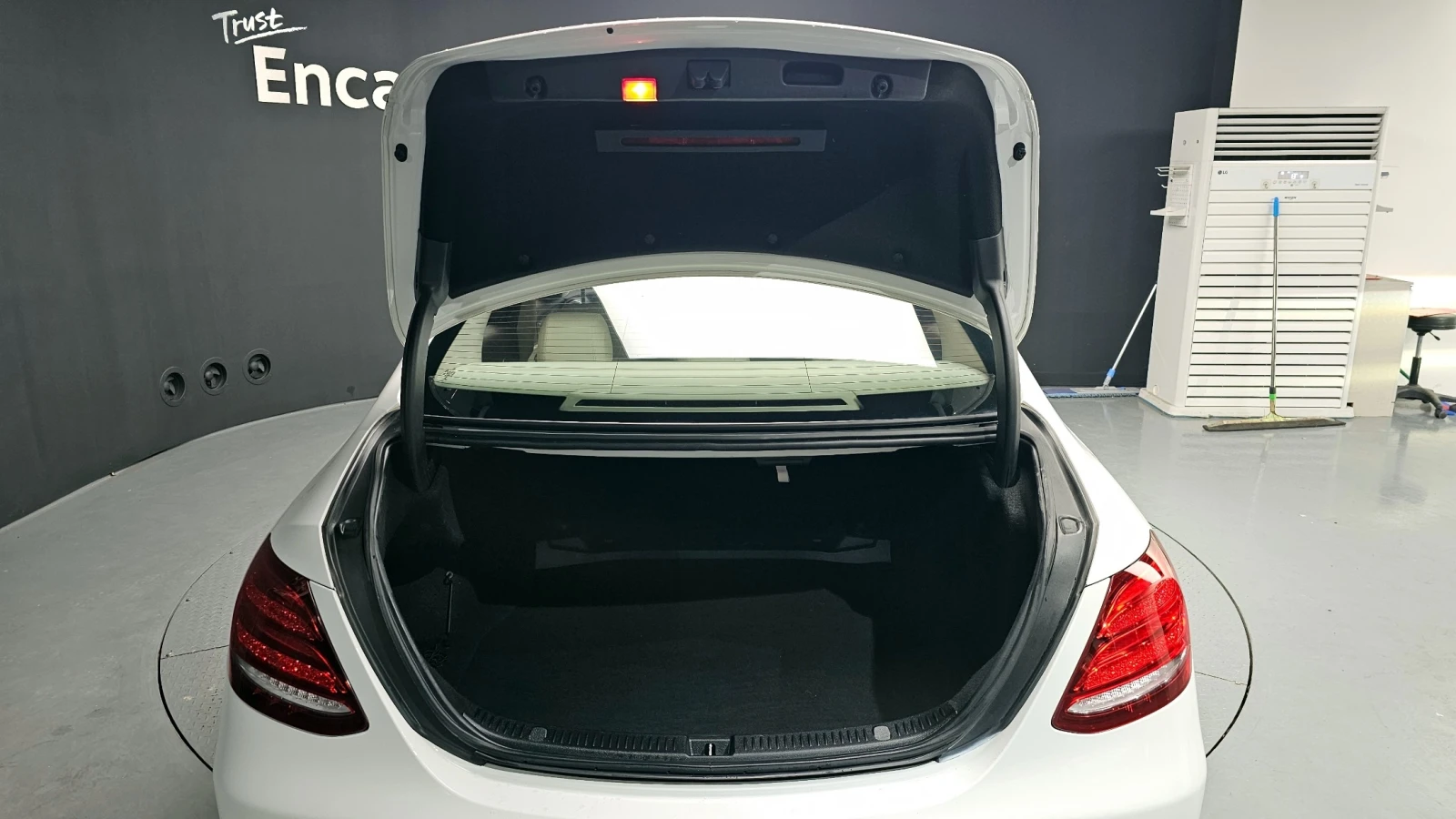 Mercedes-Benz E 220 E 220d Exclusive | HUD | Панорама | Камера, снимка 15 - Автомобили и джипове - 54875479