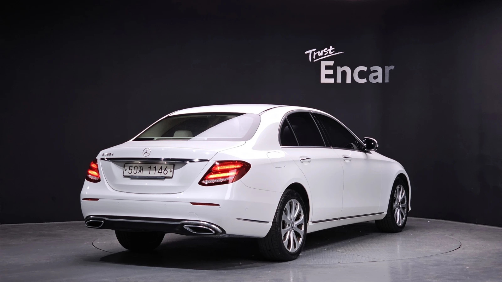 Mercedes-Benz E 220 E 220d Exclusive | HUD | Панорама | Камера, снимка 2 - Автомобили и джипове - 54875479