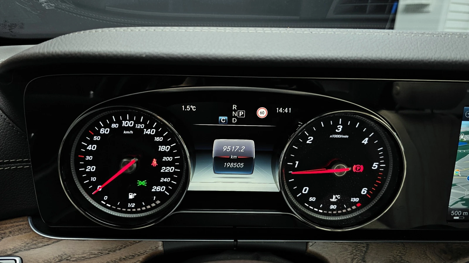 Mercedes-Benz E 220 E 220d Exclusive | HUD | Панорама | Камера, снимка 10 - Автомобили и джипове - 54875479