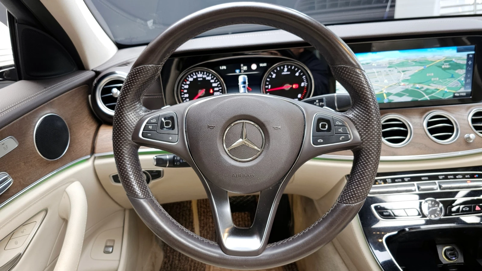 Mercedes-Benz E 220 E 220d Exclusive | HUD | Панорама | Камера, снимка 8 - Автомобили и джипове - 54875479