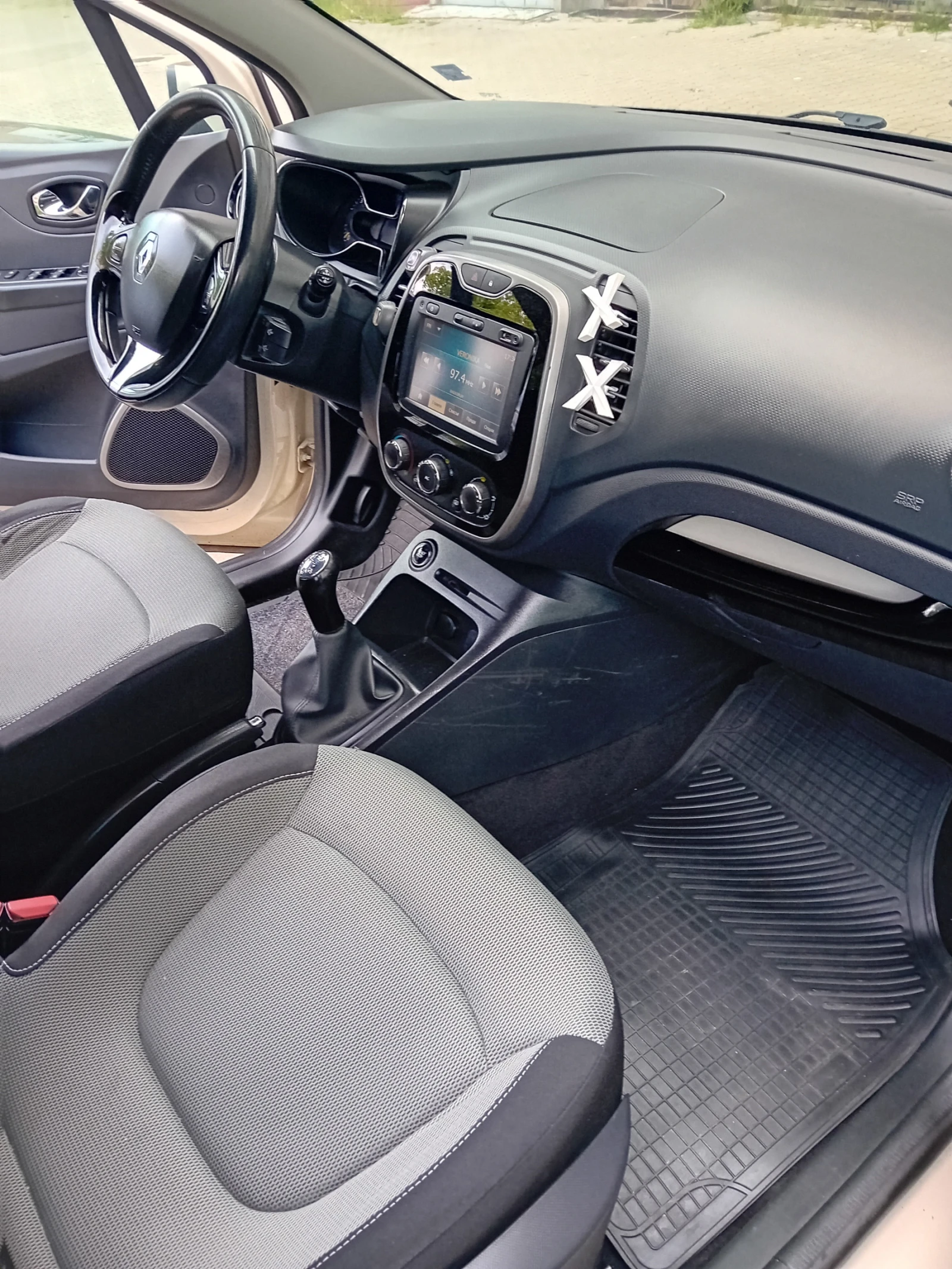 Renault Captur 1, 5 dci, снимка 12 - Автомобили и джипове - 54904704