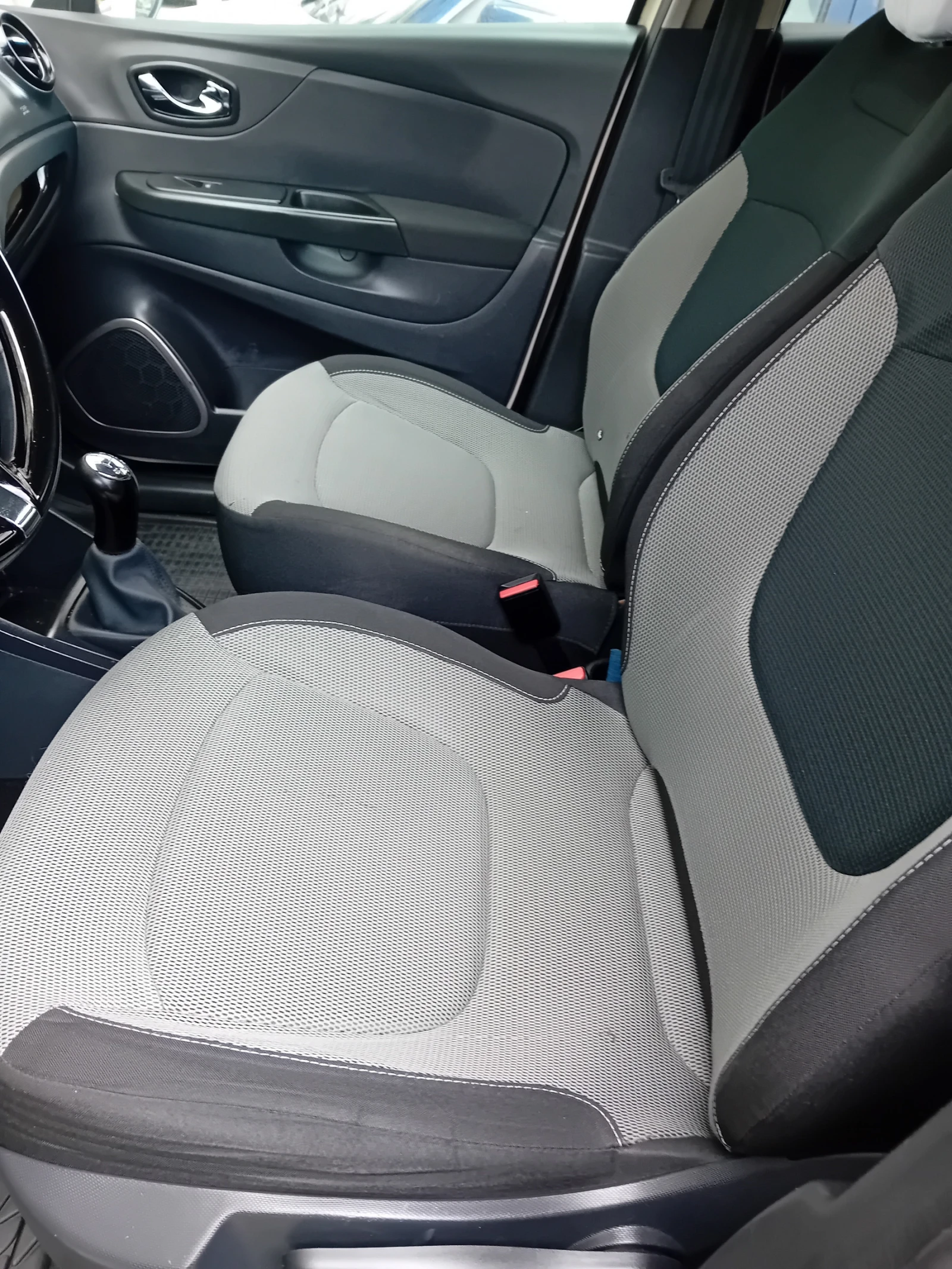 Renault Captur 1, 5 dci, снимка 9 - Автомобили и джипове - 54904704