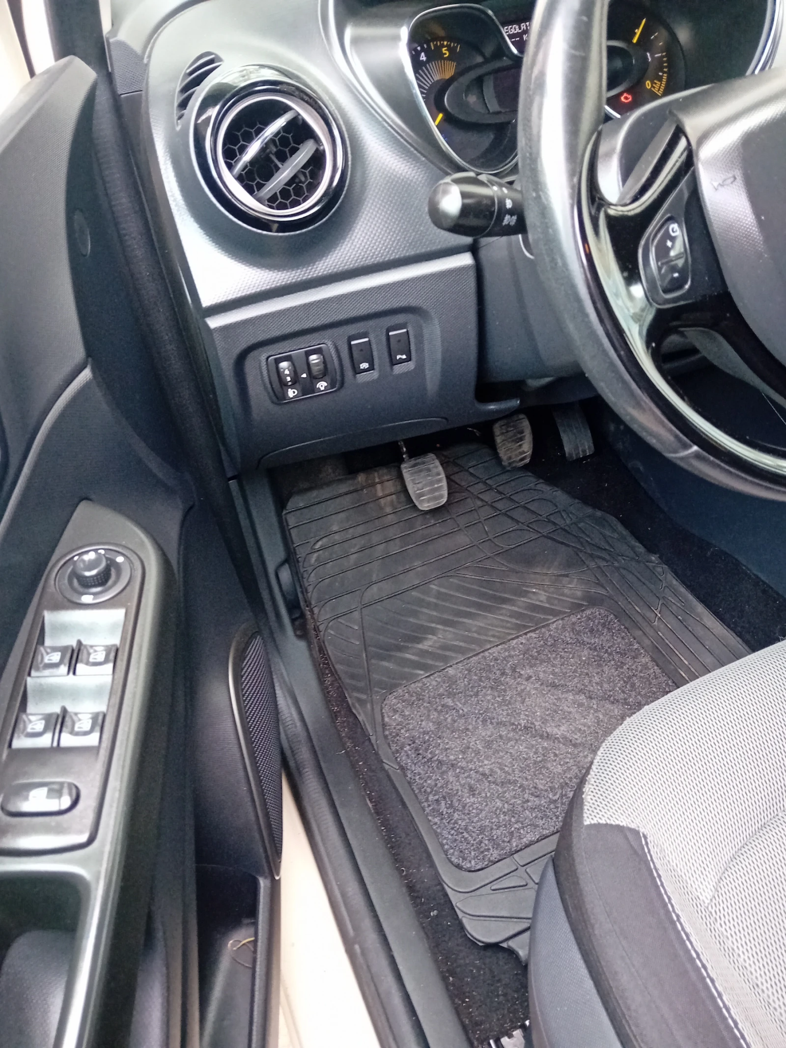 Renault Captur 1, 5 dci, снимка 14 - Автомобили и джипове - 54904704