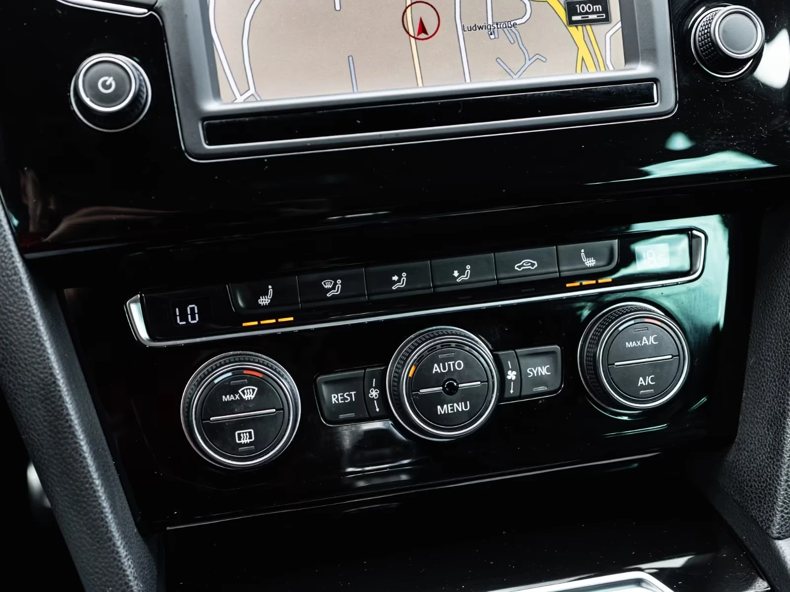 VW Passat FULL LED MATRIX, снимка 14 - Автомобили и джипове - 55440871