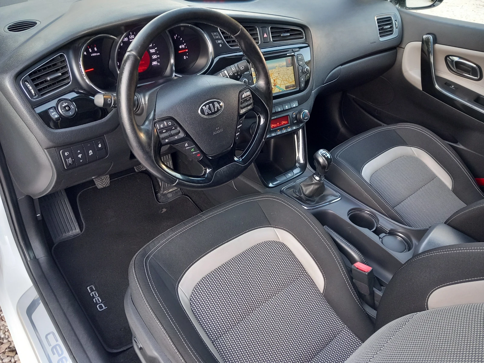 Kia Ceed 1.6CRDI NAVI Камера, снимка 10 - Автомобили и джипове - 55742982