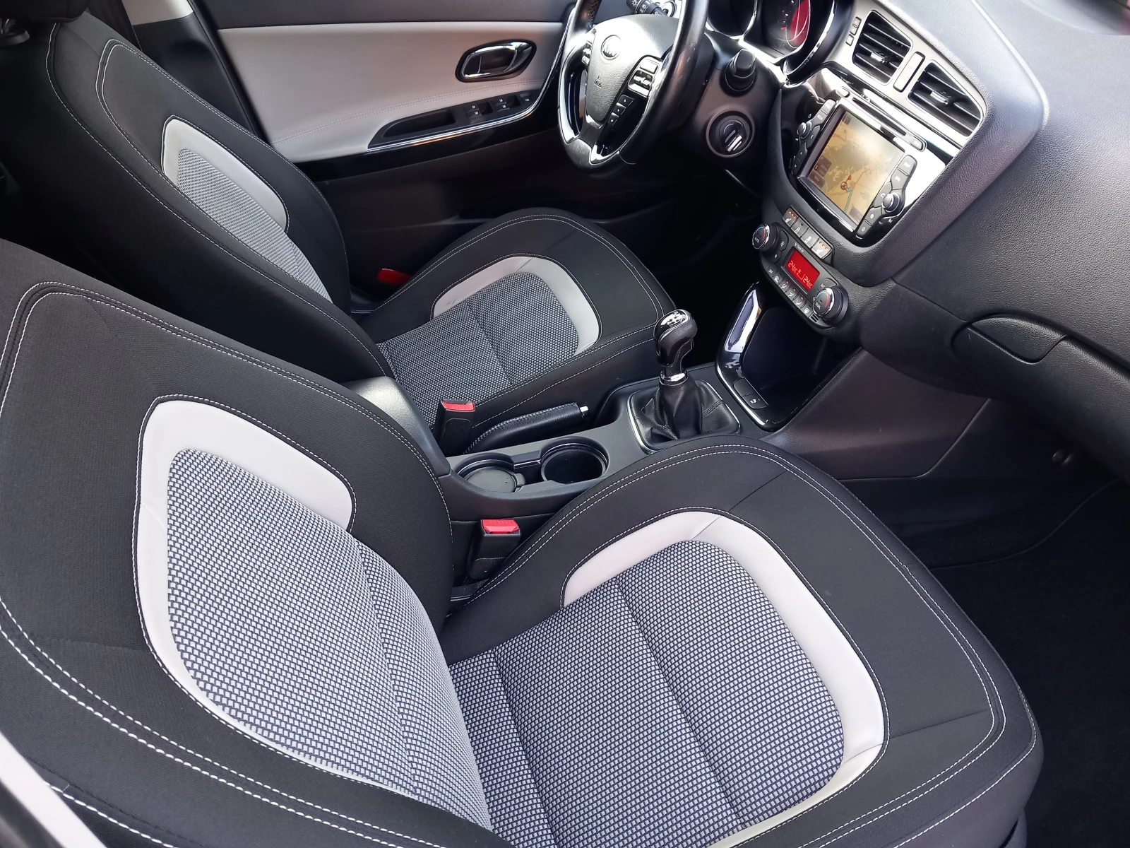 Kia Ceed 1.6CRDI NAVI Камера, снимка 12 - Автомобили и джипове - 55742982
