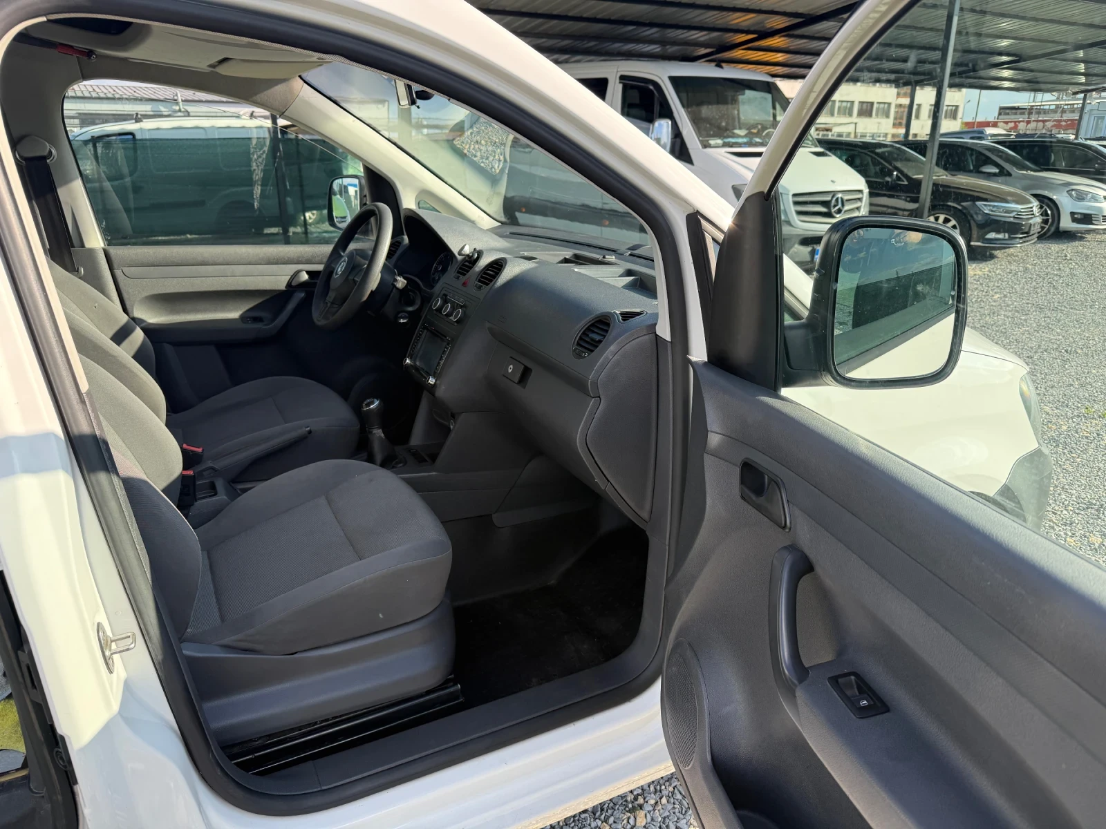 VW Caddy 1.6TDI, снимка 8 - Автомобили и джипове - 56315269