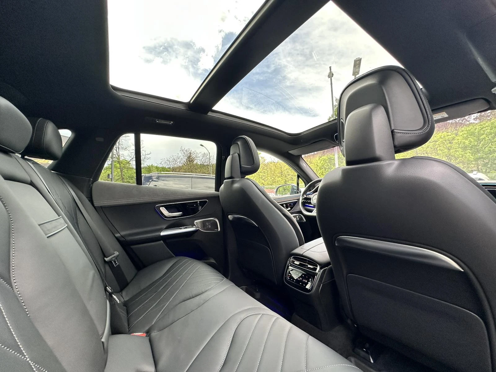 Mercedes-Benz EQE 350 AMG-Line /4MATIC/HYPERSCREEN, снимка 16 - Автомобили и джипове - 54520545