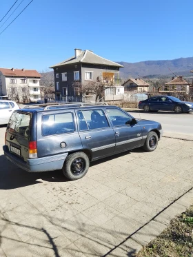 Opel Kadett Бензин , снимка 11