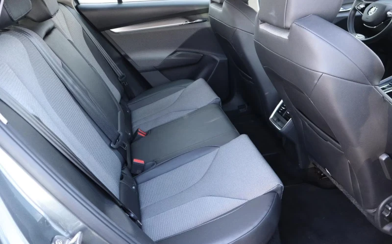 Skoda Enyaq iV60/179HP/CAM/NAVI/LED/KLESS/AMBI/CPLAY/245g, снимка 12 - Автомобили и джипове - 51565858