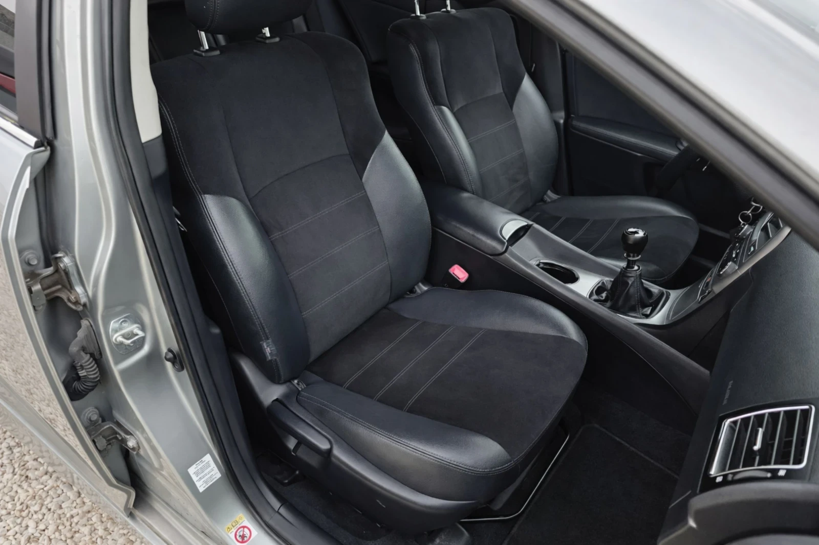 Toyota Avensis FULL SERVICE Алкантара Навигация Камера Подгрев , снимка 10 - Автомобили и джипове - 53927417