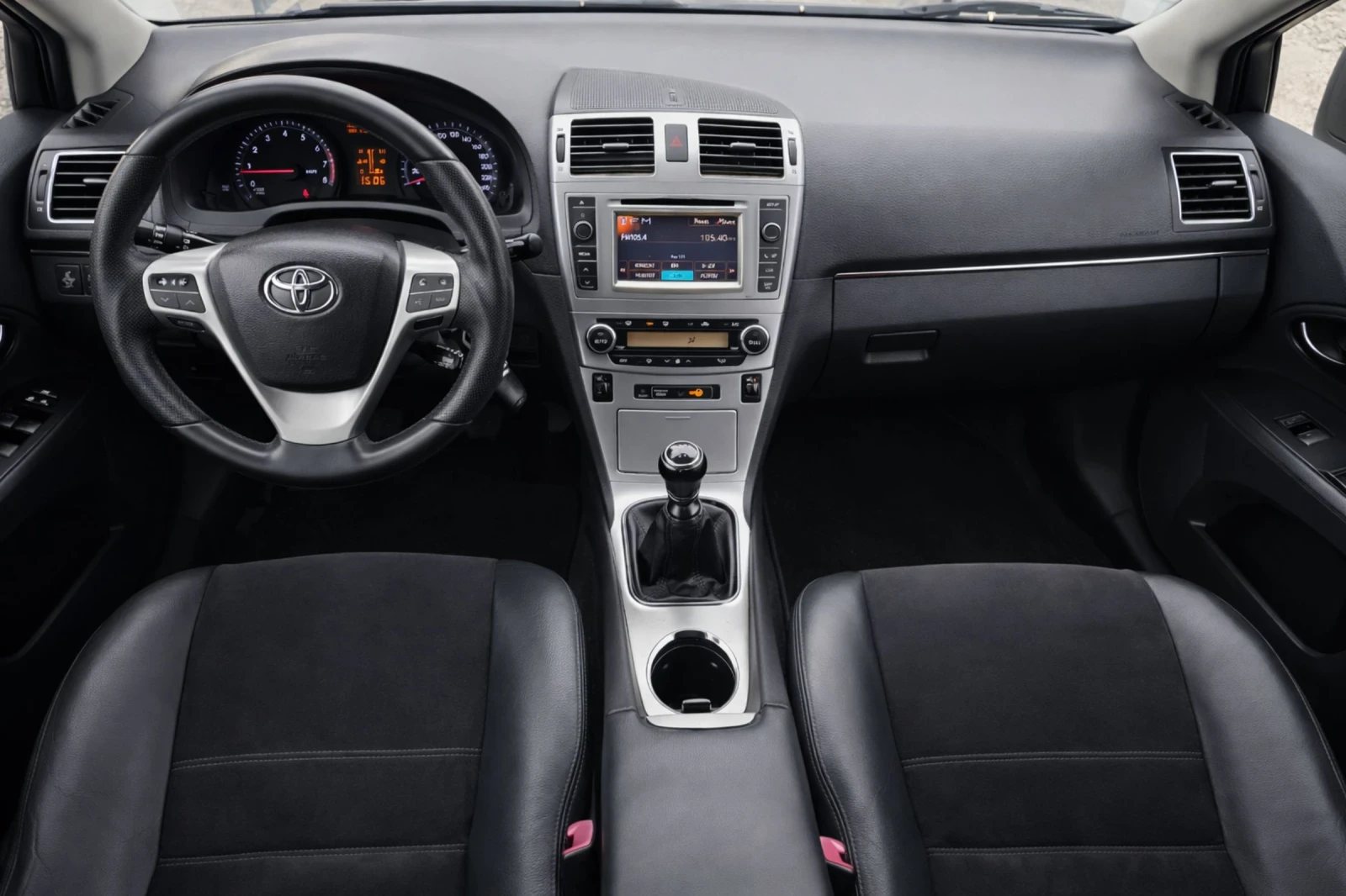 Toyota Avensis FULL SERVICE Алкантара Навигация Камера Подгрев , снимка 9 - Автомобили и джипове - 53927417