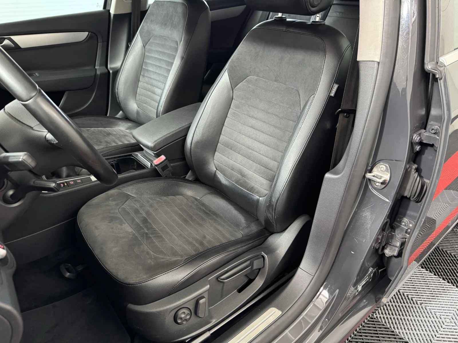 VW Passat 2.0 TDI 4MOTION - HIGHLINE , снимка 15 - Автомобили и джипове - 54449591