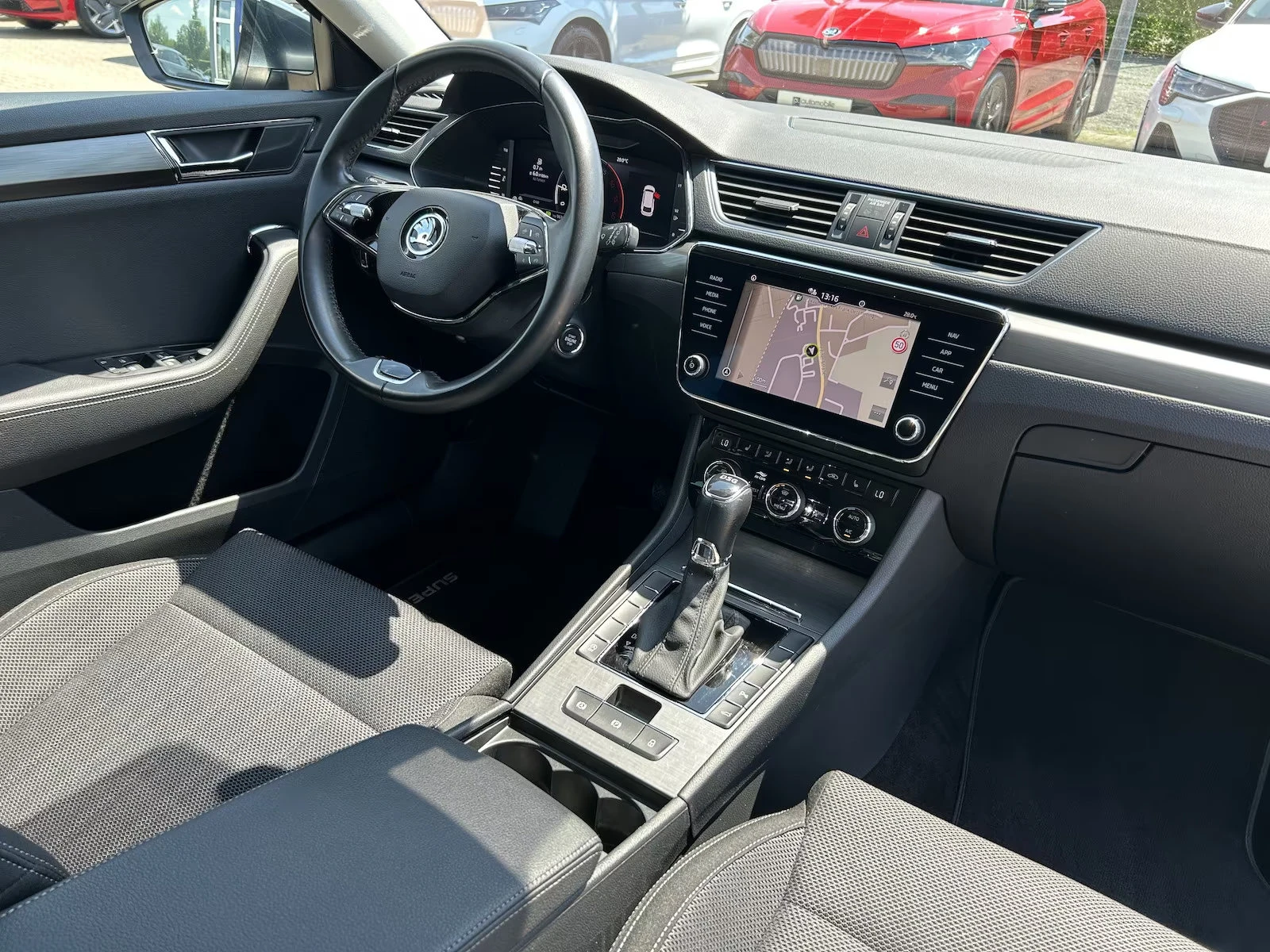 Skoda Superb 2.0TDI/150HP/STYLE/DSG/MATRIX/AHK/MEMO/CPLAY/572q, снимка 11 - Автомобили и джипове - 55563944